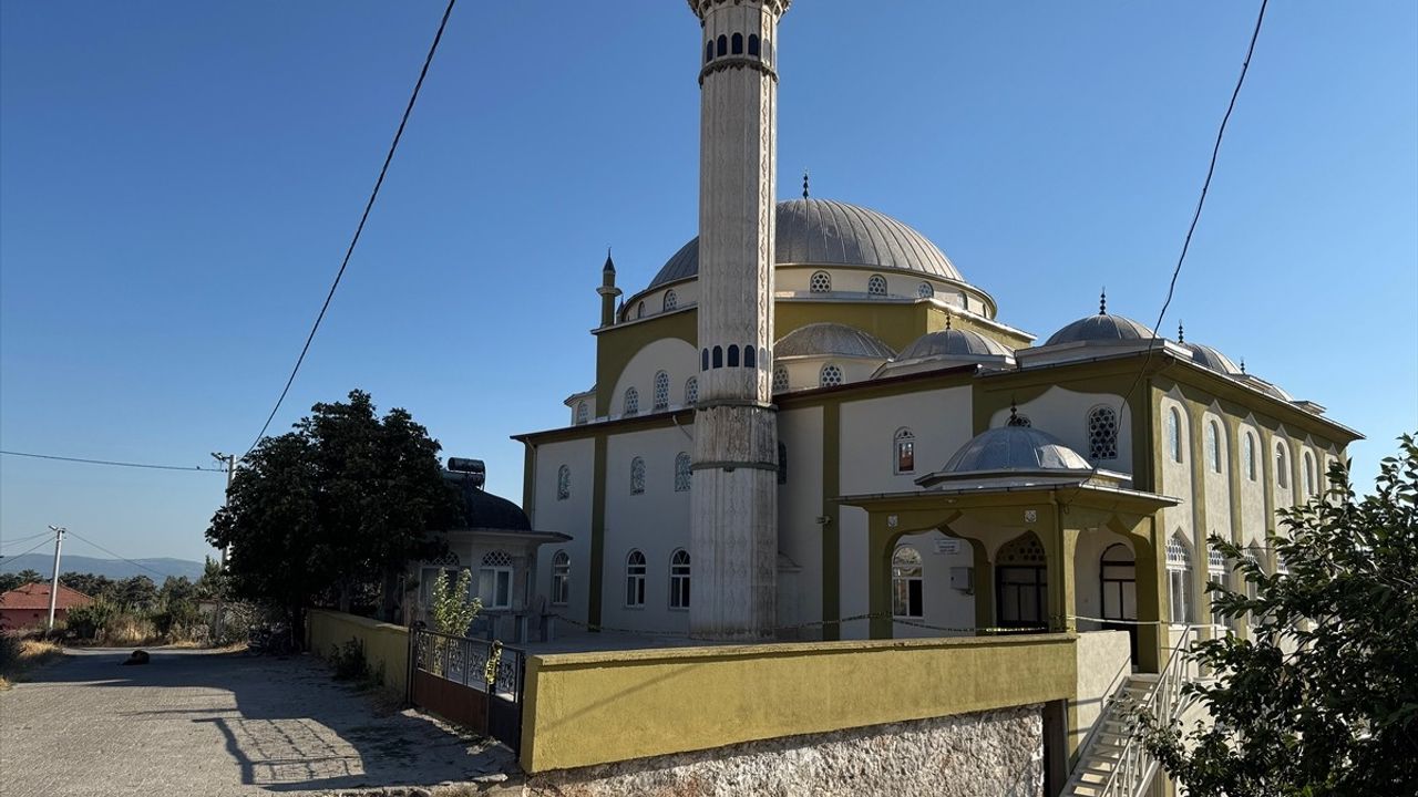 Manisa'da Camide Mihrap Tacının Düşmesi Sonucu 1 Ölü, 1 Yaralı