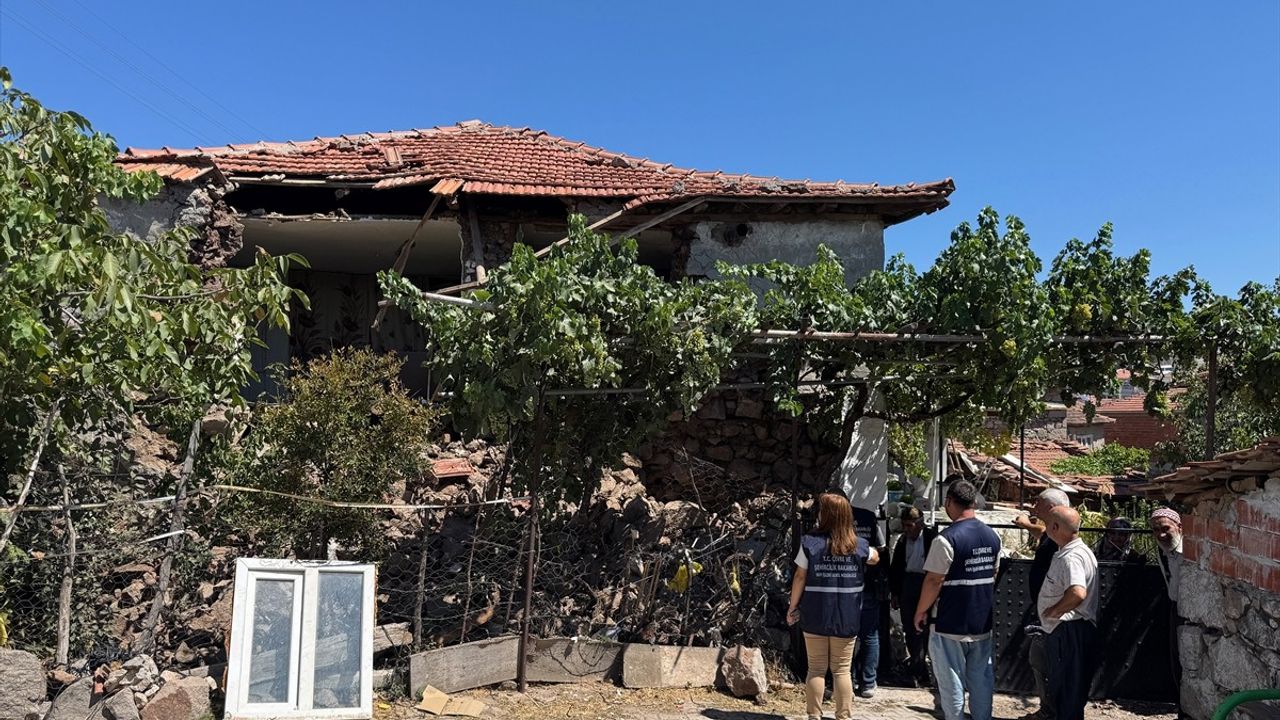 Manisa'da Deprem Sonrası Hasar Tespit Çalışmaları Devam Ediyor