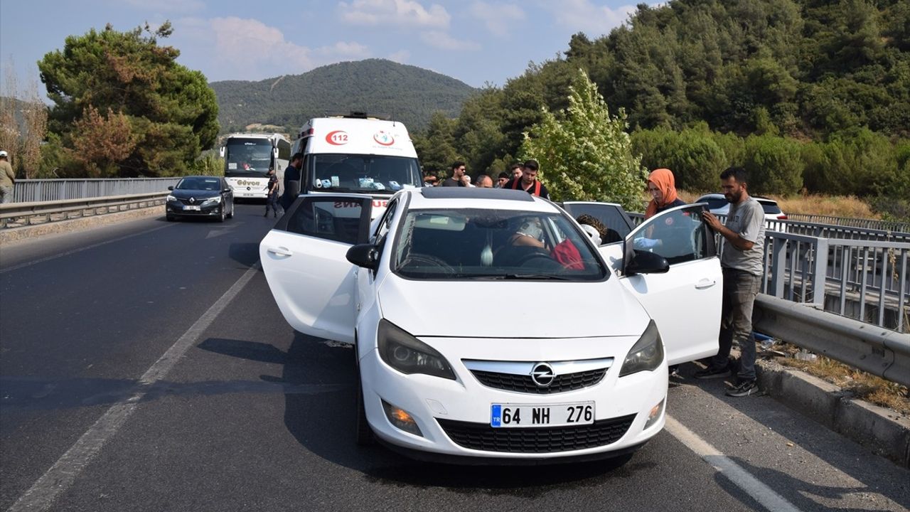 Manisa'da Otobüs ve Otomobil Çarpıştı: 3 Yaralı