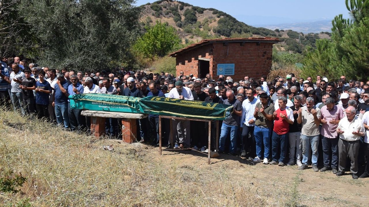 Manisa'da Trafik Kazası: 2 Kuzen Defnedildi