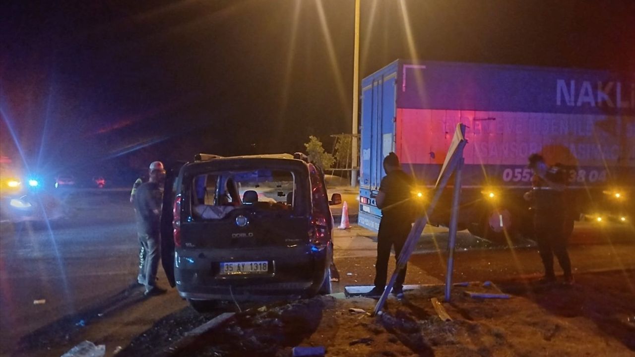 Manisa Salihli'de Kamyonla Hafif Ticari Çarpıştı: 1 Ölü, 8 Yaralı