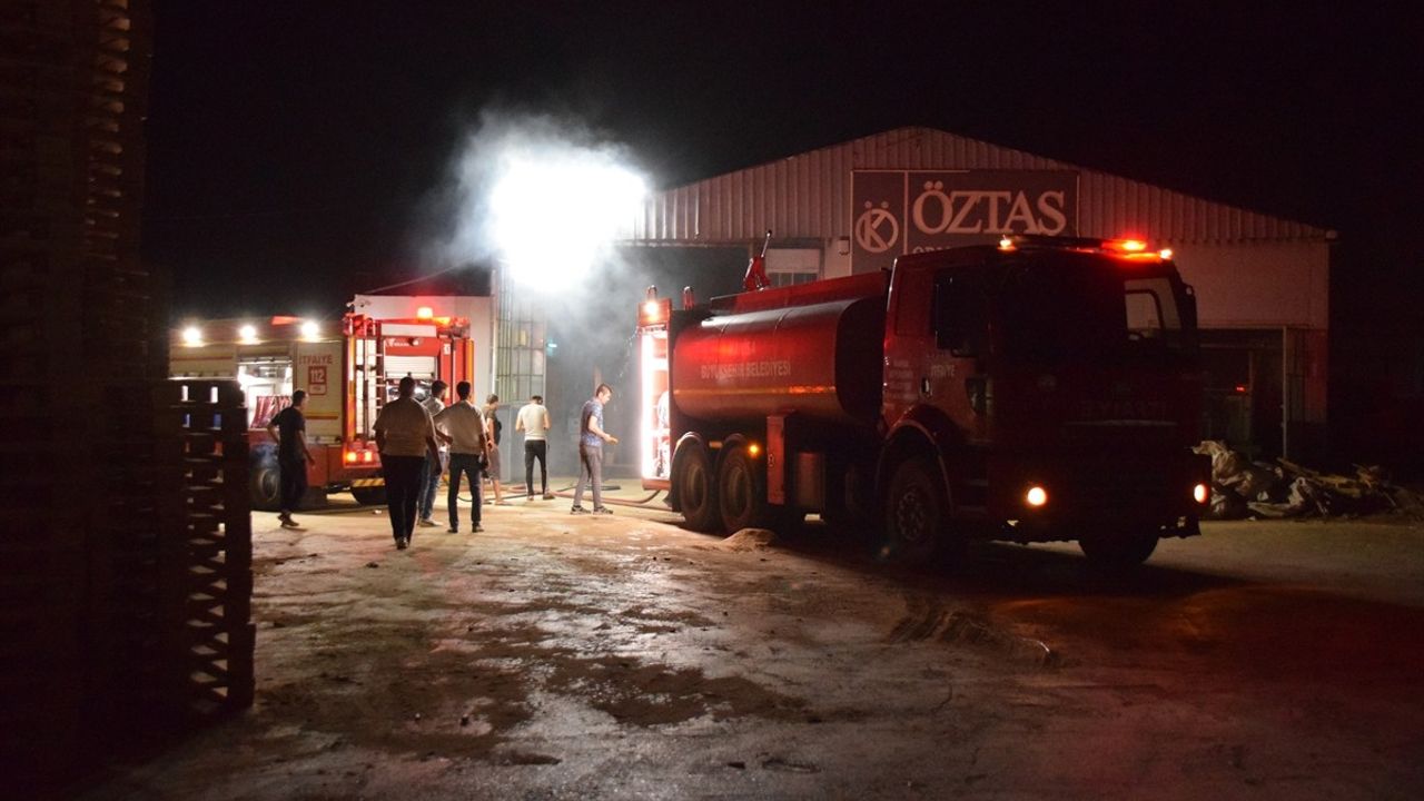 Manisa Turgutlu'da Kereste Fabrikası Yangını Kontrol Altına Alındı