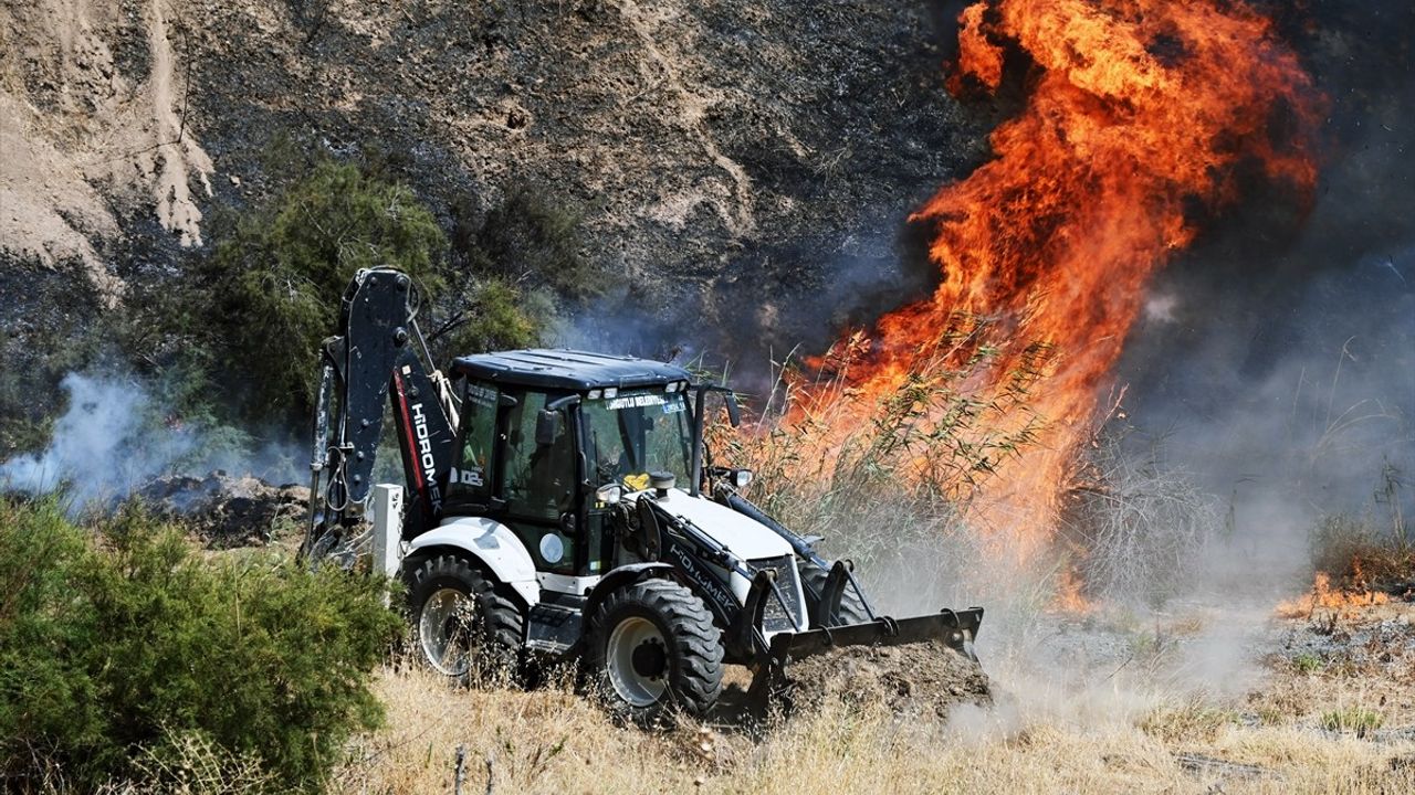Manisa Turgutlu'da Otluk ve Makilik Yangın Kontrol Altına Alındı