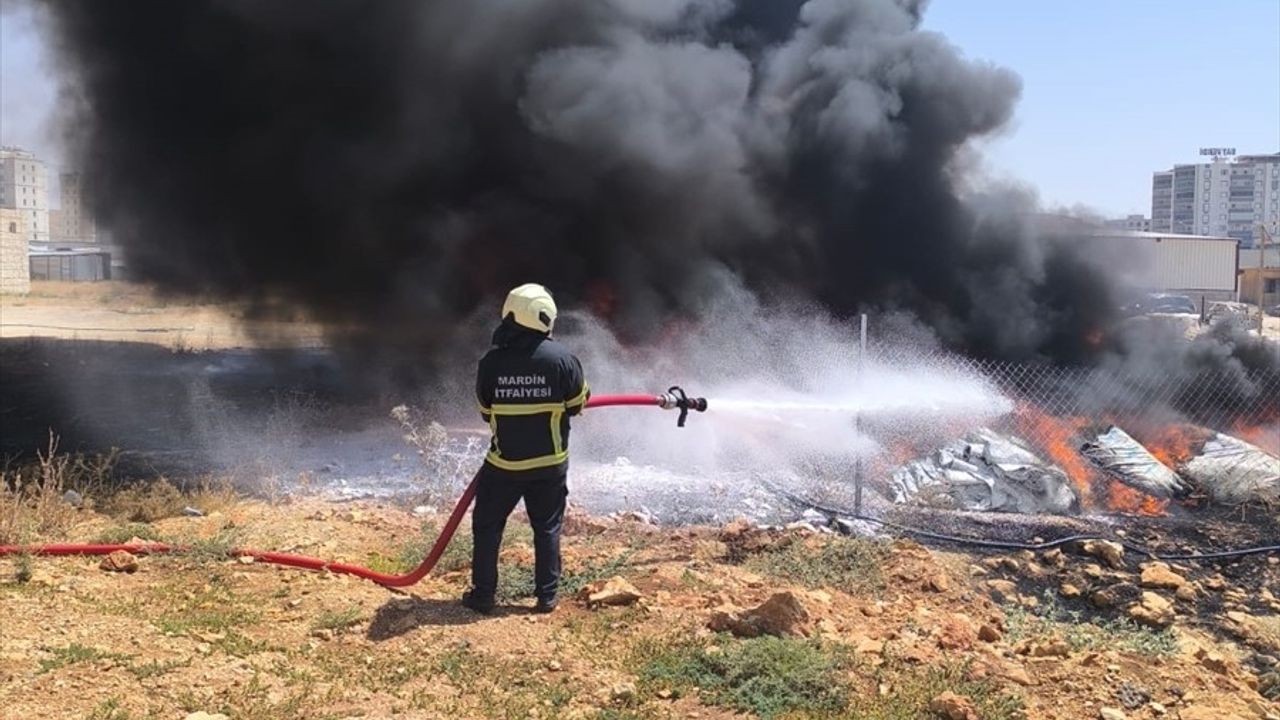 Mardin Artuklu'da Plastik Boru Yangını Söndürüldü