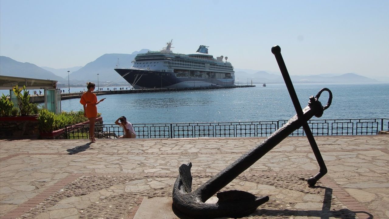 Marella Discovery 2 Kruvaziyeri Alanya Limanı'na Demirledi