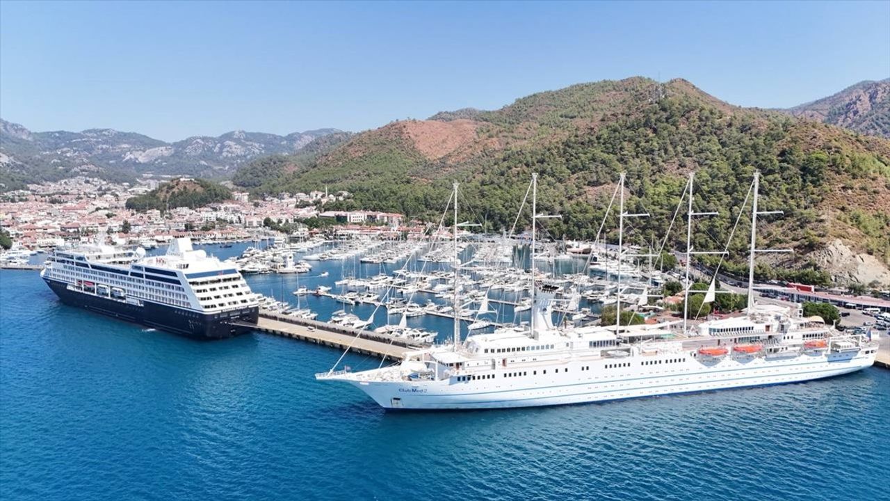 Marmaris'e 2 kruvaziyer geldi: 930 yolcu karaya çıktı