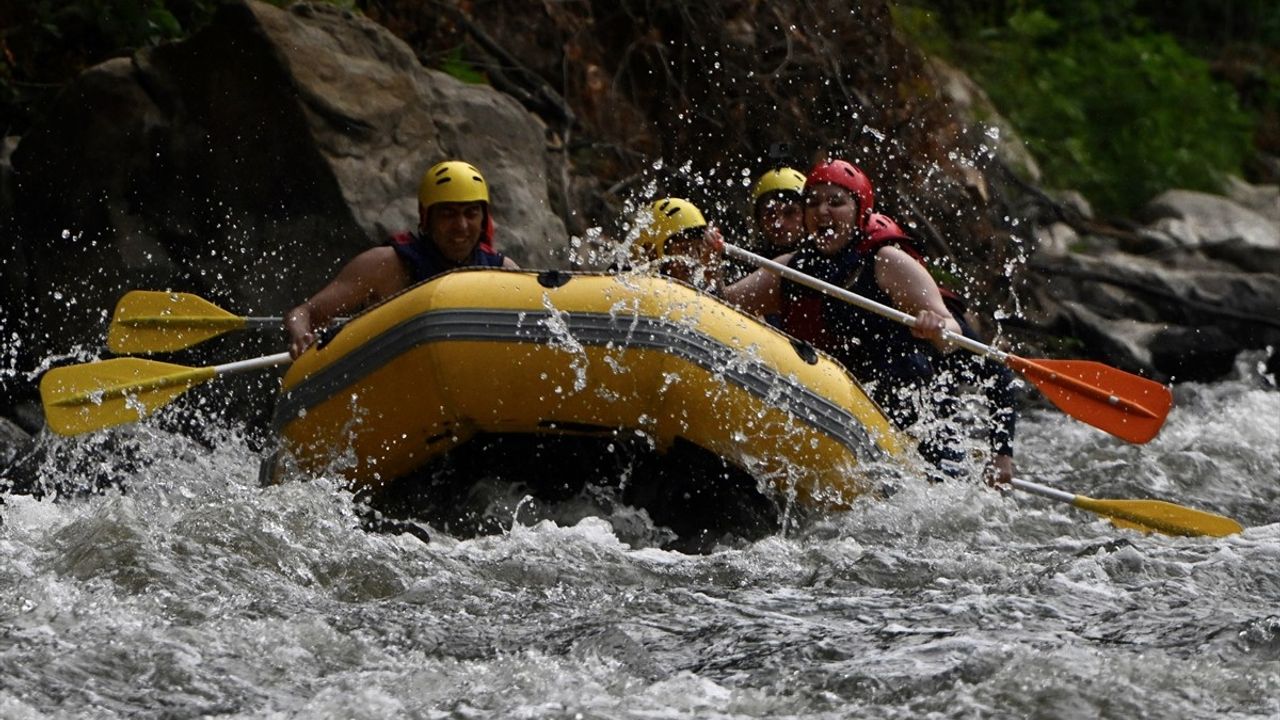 Melen Çayı'nda Adrenalin Dolu Rafting Heyecanı