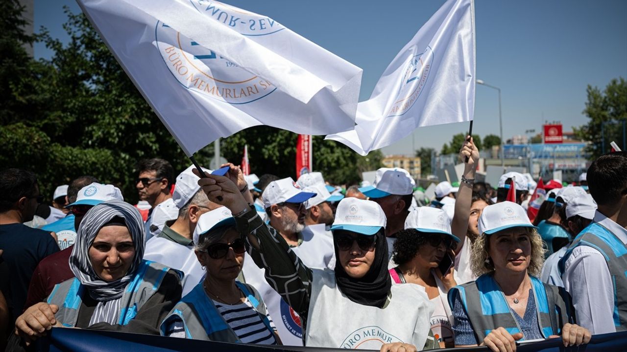 Memur-Sen'den Bakanlık Önünde Zam Tepkisi: Toplu Sözleşme Teklifi Yetersiz