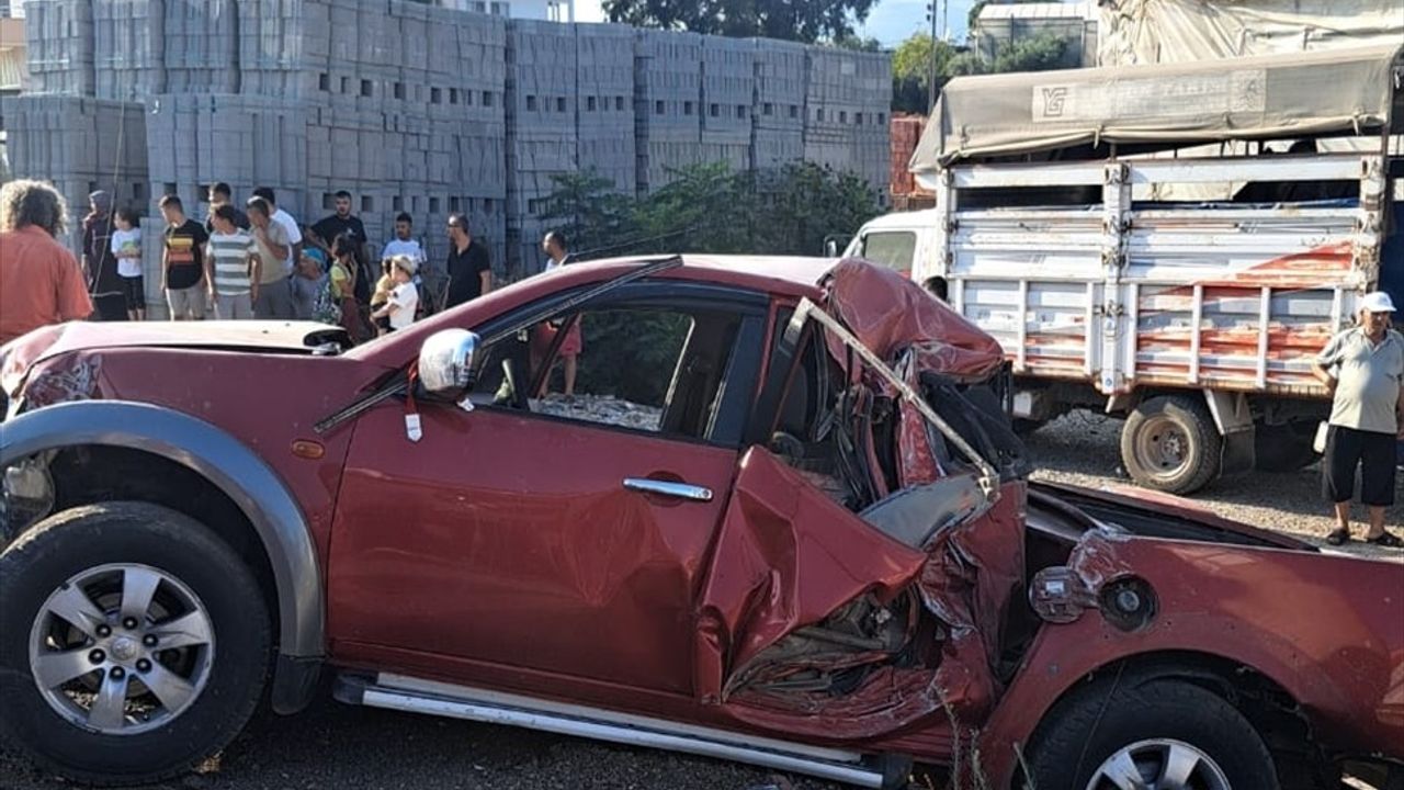 Mersin Bozyazı'da Kamyona Çarpan Pikapta 3 Yaralı