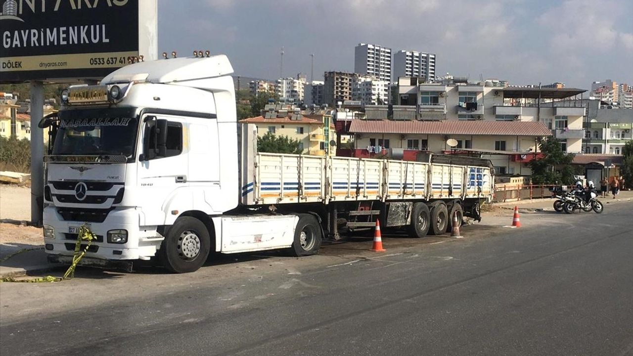 Mersin Erdemli'de Minibüs Tıra Çarptı: 1'i Çocuk 2 Ölü, 10 Yaralı