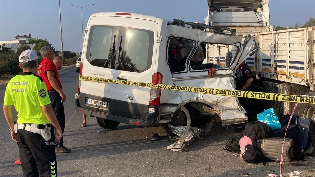 Mersin Erdemli'de Öğrenci Minibüsü Tıra Çarptı: 2 Ölü, 10 Yaralı