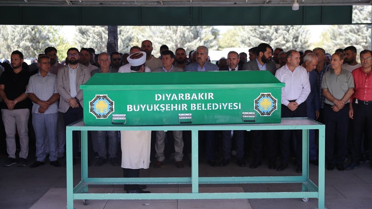 Mersin Trafik Kazasında Ölen Farah'ın Cenazesi Diyarbakır'da Defnedildi