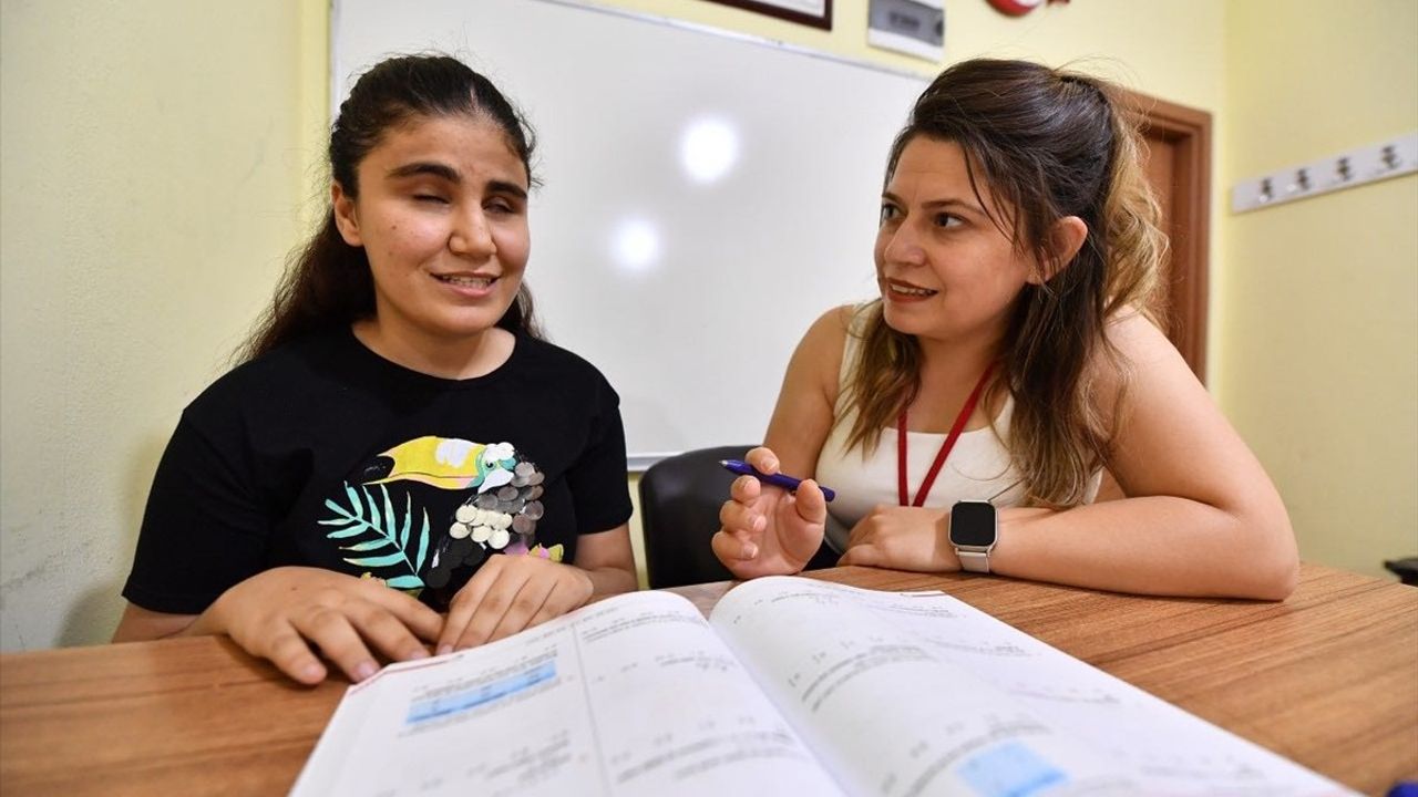 Mersinli Görme Engelli Nazalin Selvi, Ankara Üniversitesi Radyo-Televizyon ve Sinema Bölümünü Kazandı