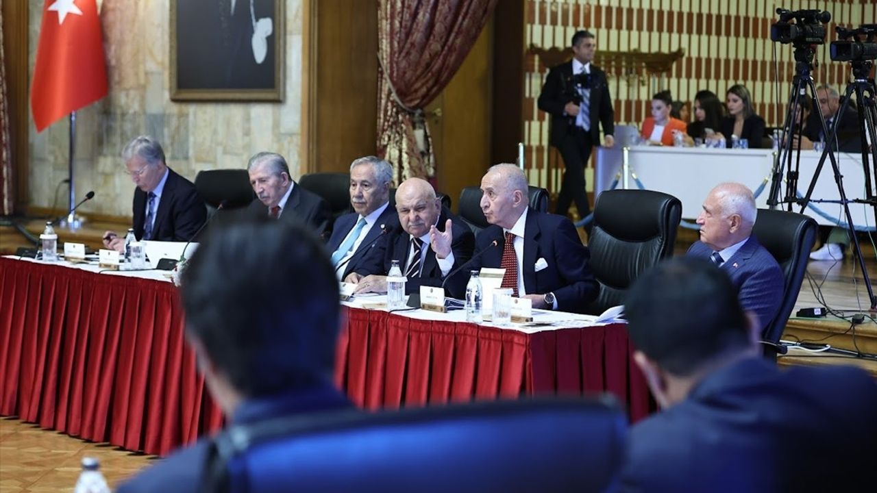 Milli Dayanışma Komisyonu Toplandı — Hikmet Çetin: "Silahlı Mücadeleye Katılanlar Bu Aşamada Affedilemez"