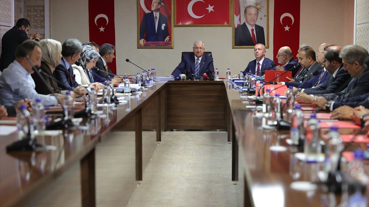 Milli Savunma Bakanı Güler Hakkari'de Huzurlu ve Terörsüz Türkiye Vurgusu Yaptı