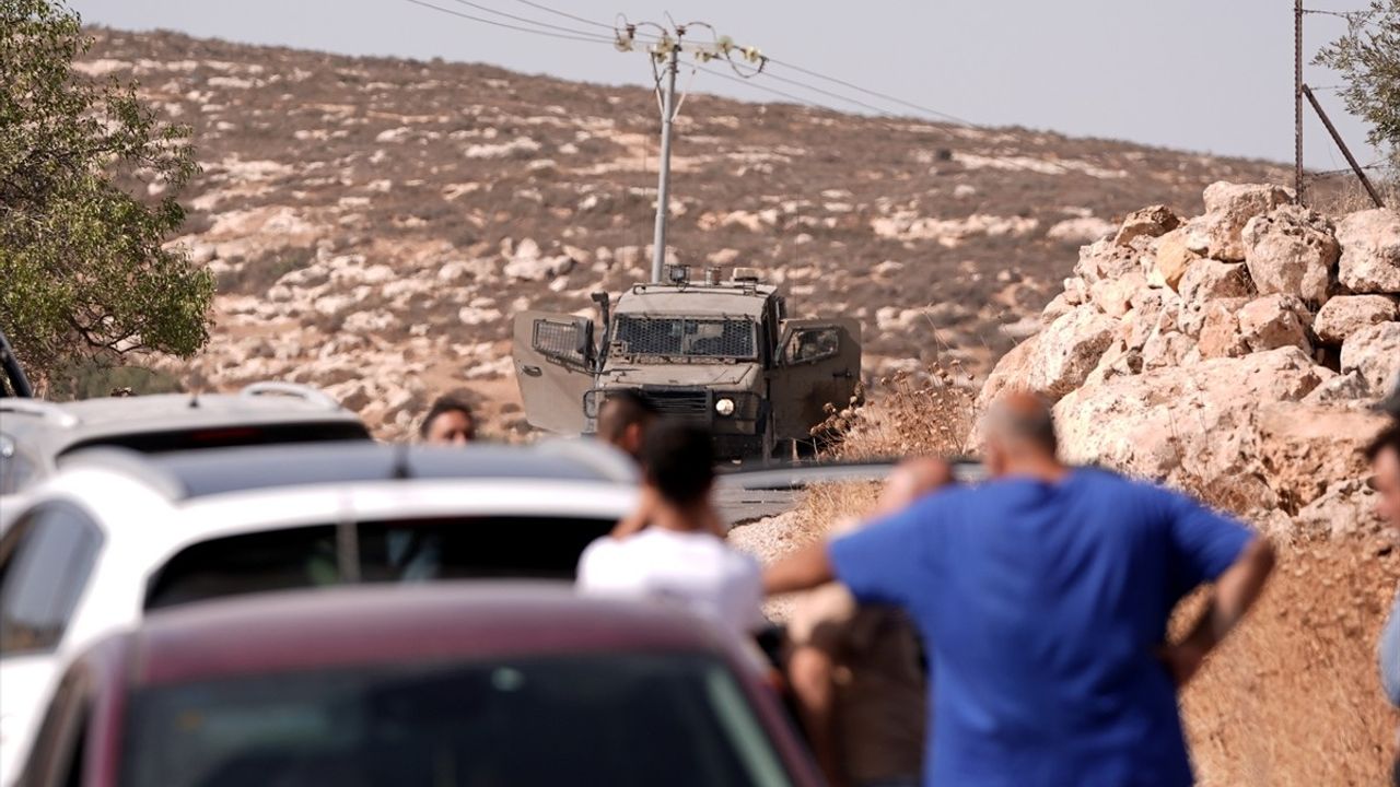 Muğir'de Yerleşimci Saldırısı: Zeytinlikler ve Araçlar Ateşe Verildi