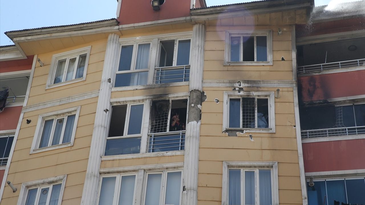 Muş'ta 7 Katlı Binada Yangın: 3 Ev Hasar, 6 Kişi Dumandan Etkilendi