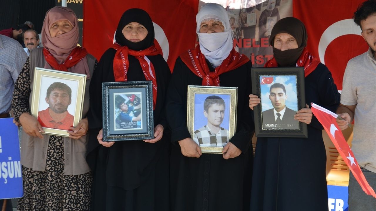 Muş'ta Aileler DEM Parti Önünde Eylemlerine Devam Ediyor