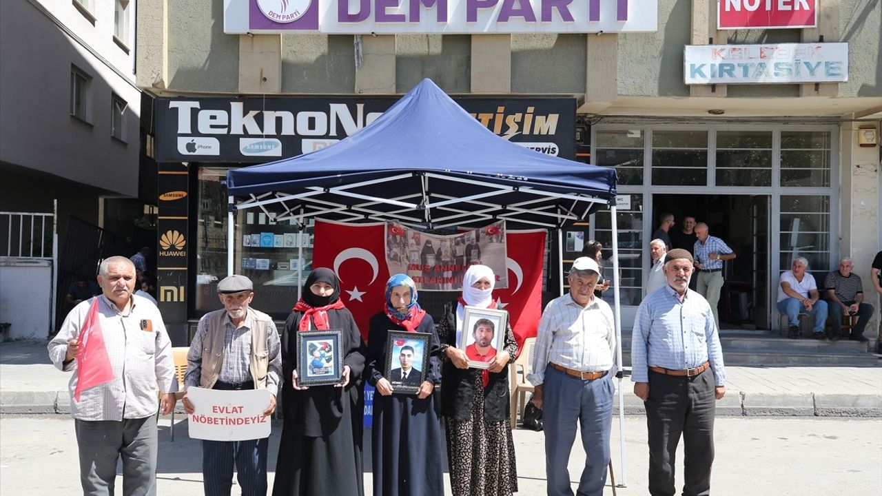 Muş'ta Evlat Nöbeti: Aileler DEM Parti Önünde Eylemlerini Sürdürüyor