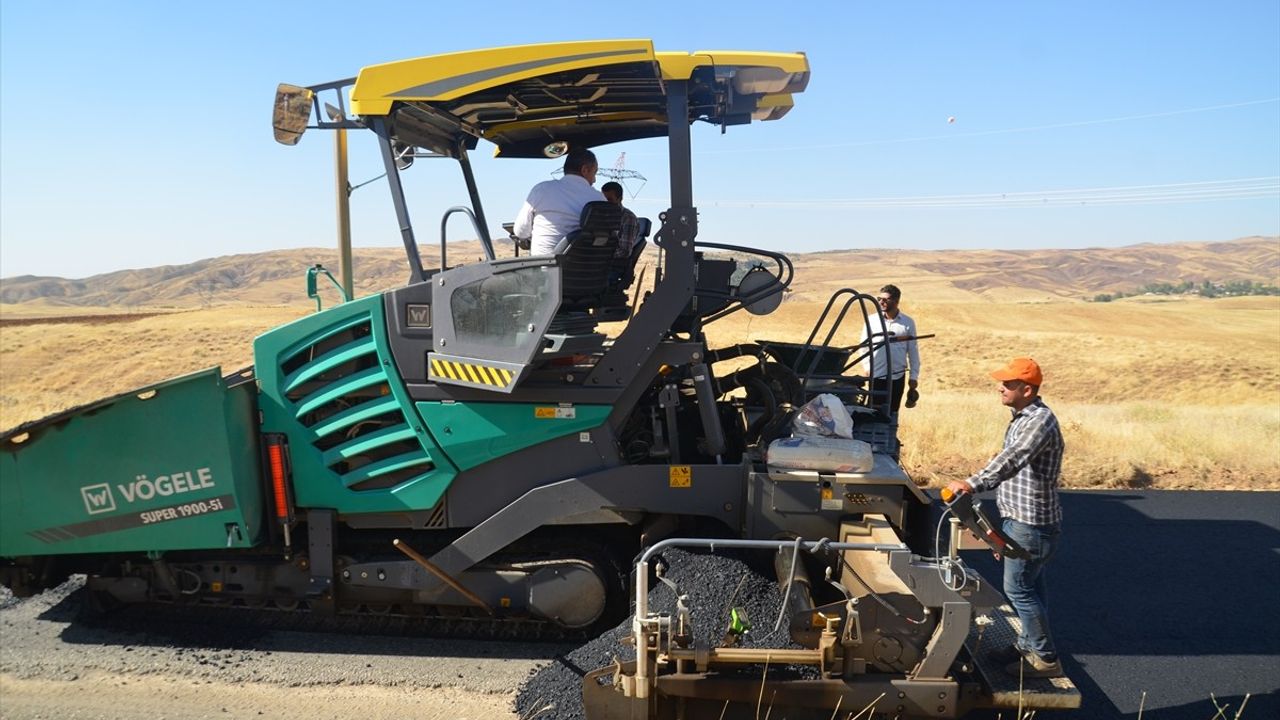 Muş'ta Kavurucu Sıcağa Rağmen Köy Yollarında Sıcak Asfalt Çalışması