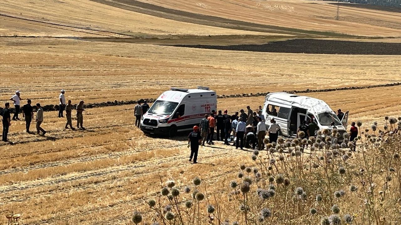 Muş'ta Minibüs Şarampole Devrildi: 10 Yaralı, 1'i Ağır