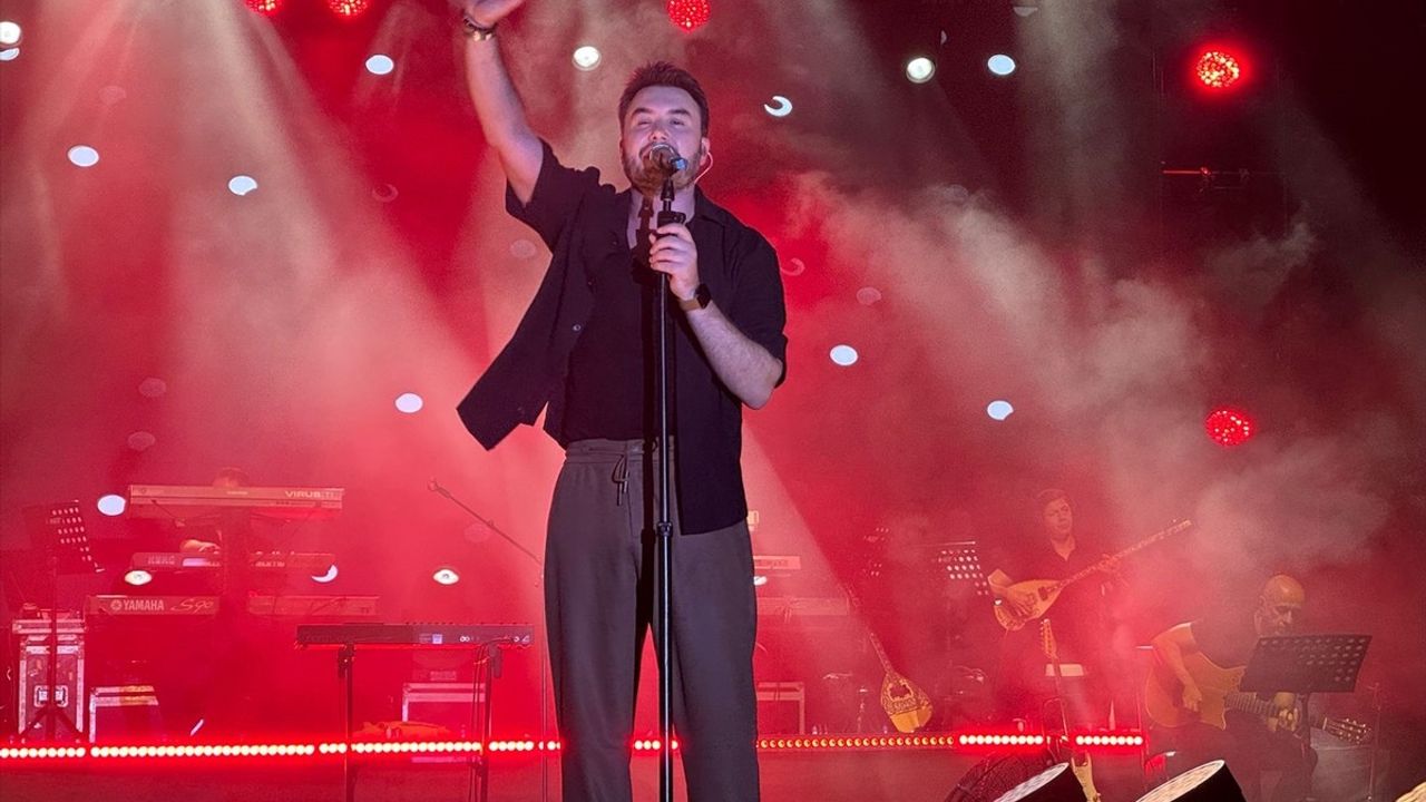 Mustafa Ceceli, Kahramanmaraş Uluslararası Geleneksel Ağustos Fuarı'nda Coşturdu