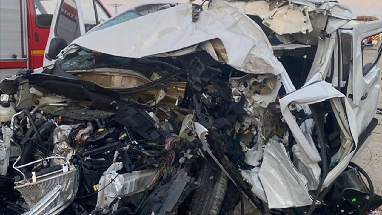 Nevşehir'de Tıra Arkadan Çarpma: Sürücü S.Ö. Hayatını Kaybetti