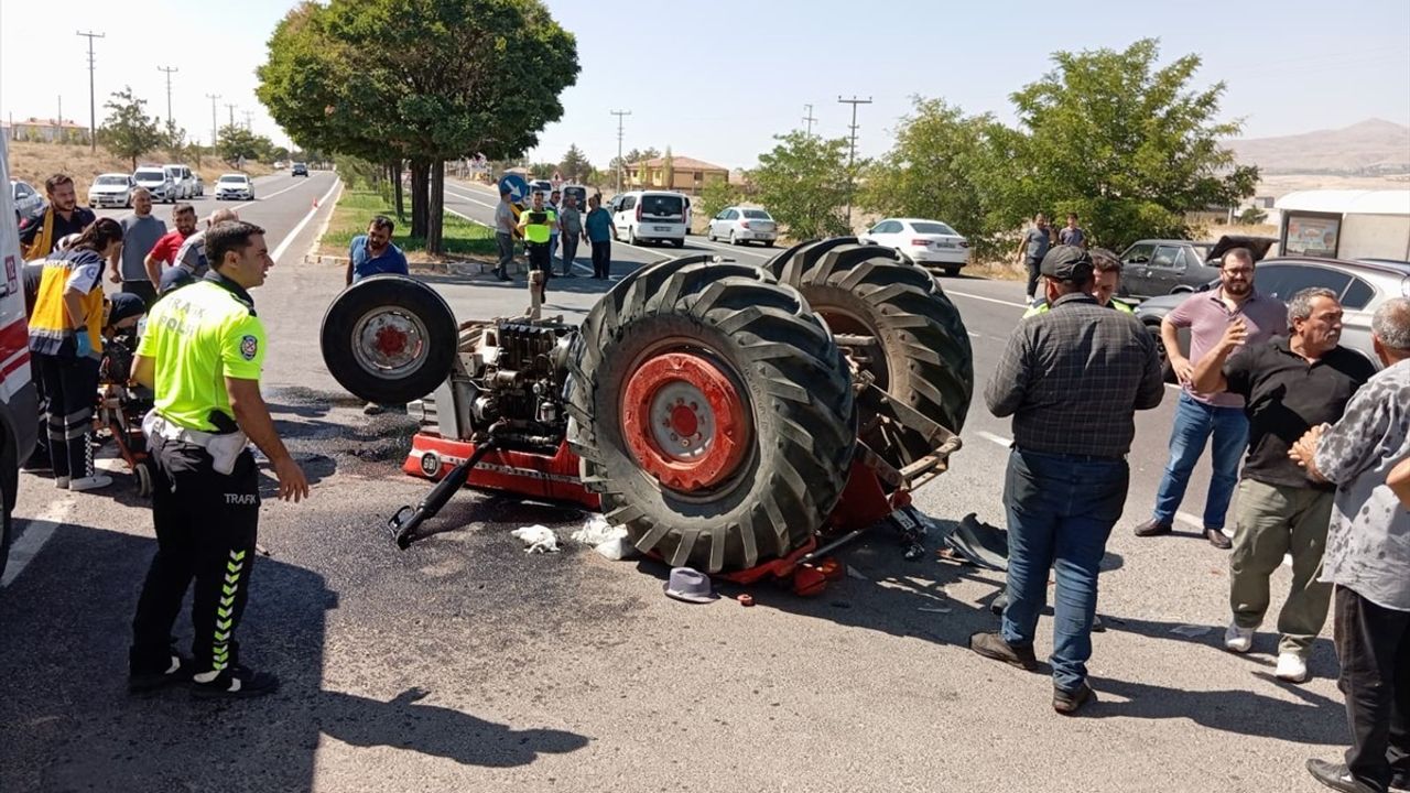 Nevşehir Gülşehir'de Traktör ile Hafif Ticari Araç Çarpıştı: Sürücü Ağır Yaralandı