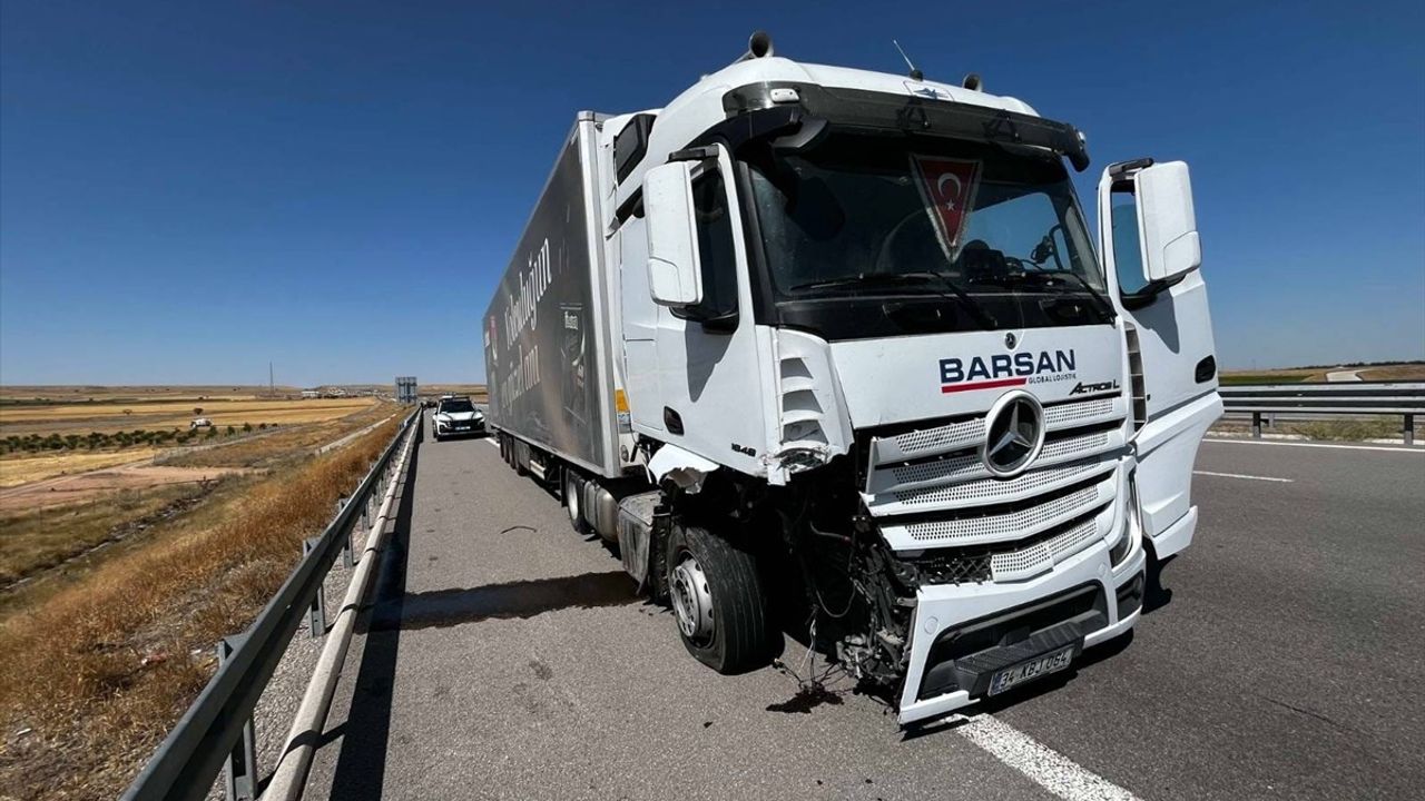 Niğde'de Tır ve Otomobil Çarpıştı: 1 Ölü, 3 Yaralı