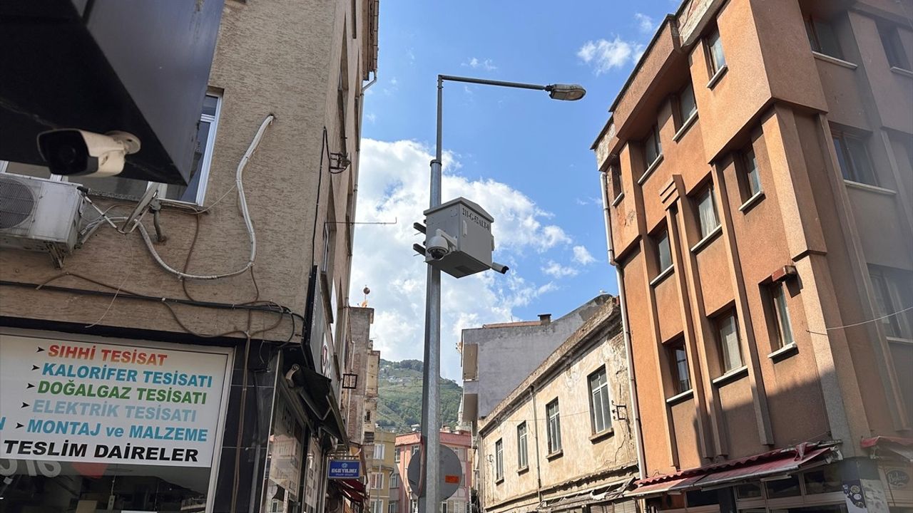 Ordu'da dolmuşun çarpmasıyla sepetli vinçten düşen işçi yaralandı