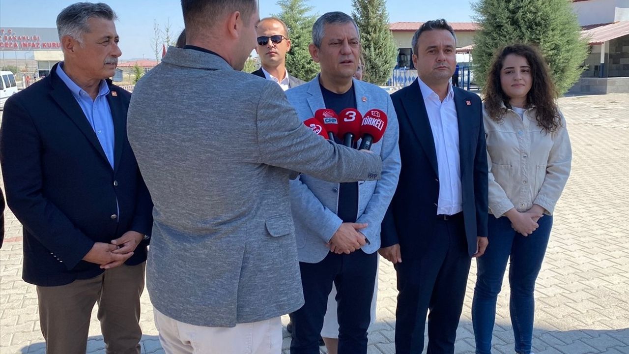 Özgür Özel, Afyonkarahisar'da İpek Elif Atayman'ı Ziyaret Etti