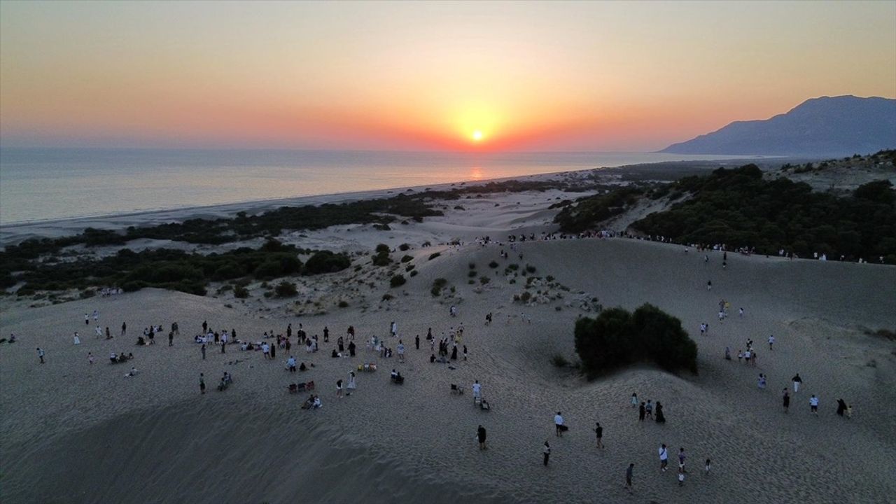 Patara Kum Tepelerinde Gün Batımı Yoğunluğu: Ziyaretçi Akını