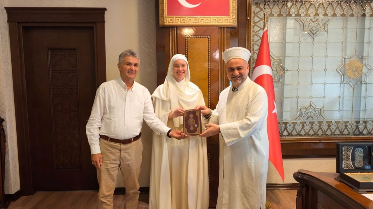 Polonyalı Erasmus Öğrencisi Martyna Kaminska Adana'da Müslüman Oldu