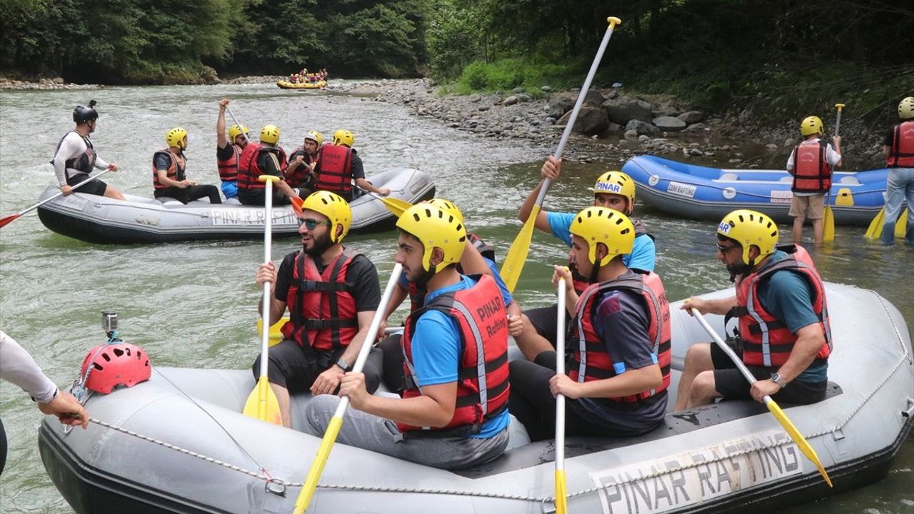 Rize Ardeşen'de Fırtına Deresi'nde Rafting Keyfi: Yerli ve Yabancı Turistler