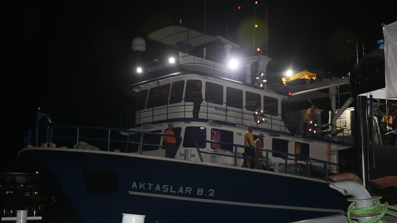 Rize'de balıkçılar dualarla denize açıldı — Av yasağı sona erdi