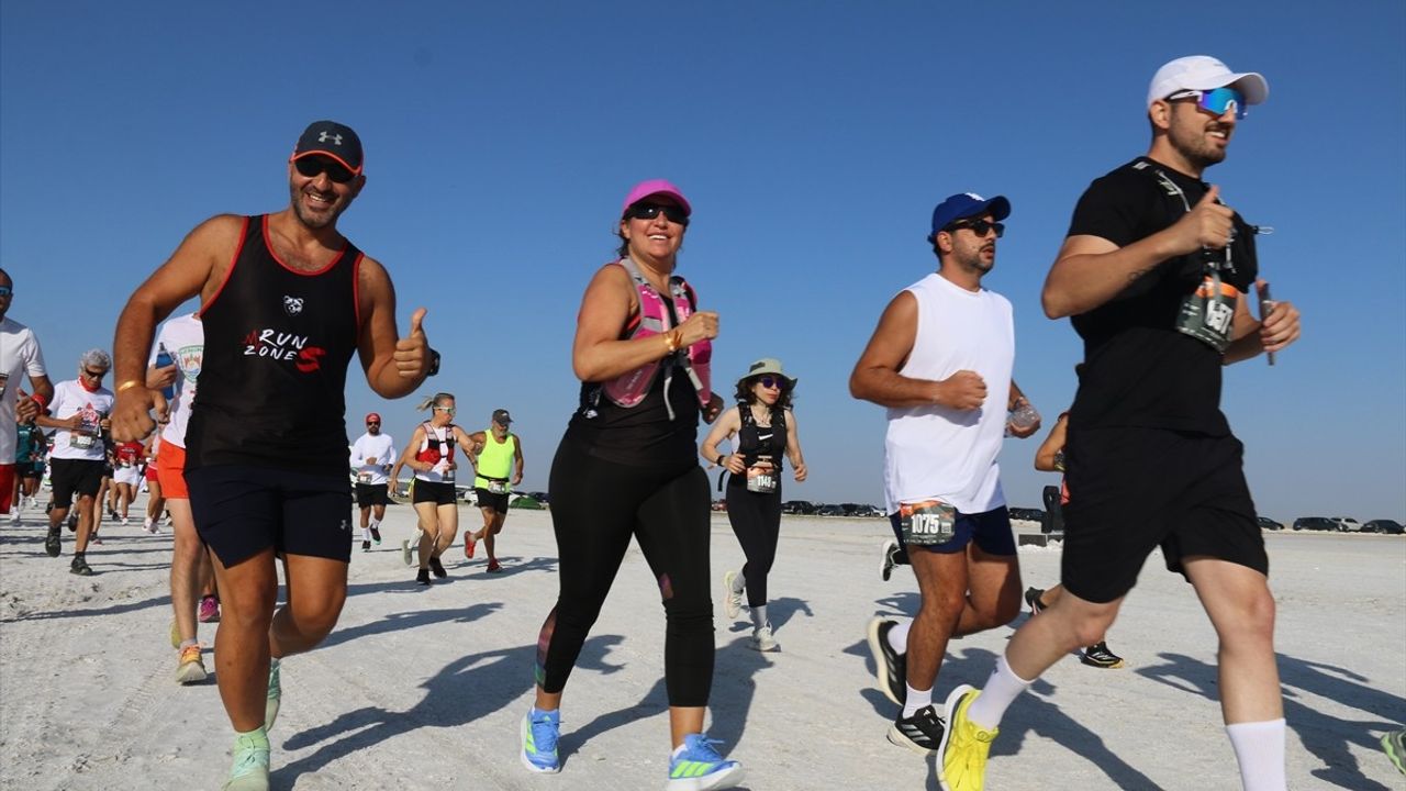 Runfire Salt Lake Ultra Trail Maratonu'nda İkinci Gün Başladı — Tuz Gölü'nde 4 Kategori, 750 Sporcu