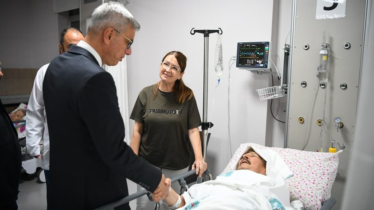 Sağlık Bakanı Memişoğlu, Balıkesir Depreminde Yaralananları Ziyaret Etti