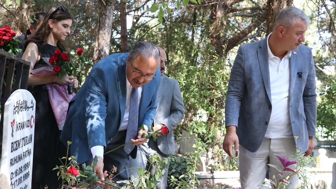 Sakarya'da 17 Ağustos Anması: Acılı Anne Oğlu Burak Şen'in Yasını Tutuyor