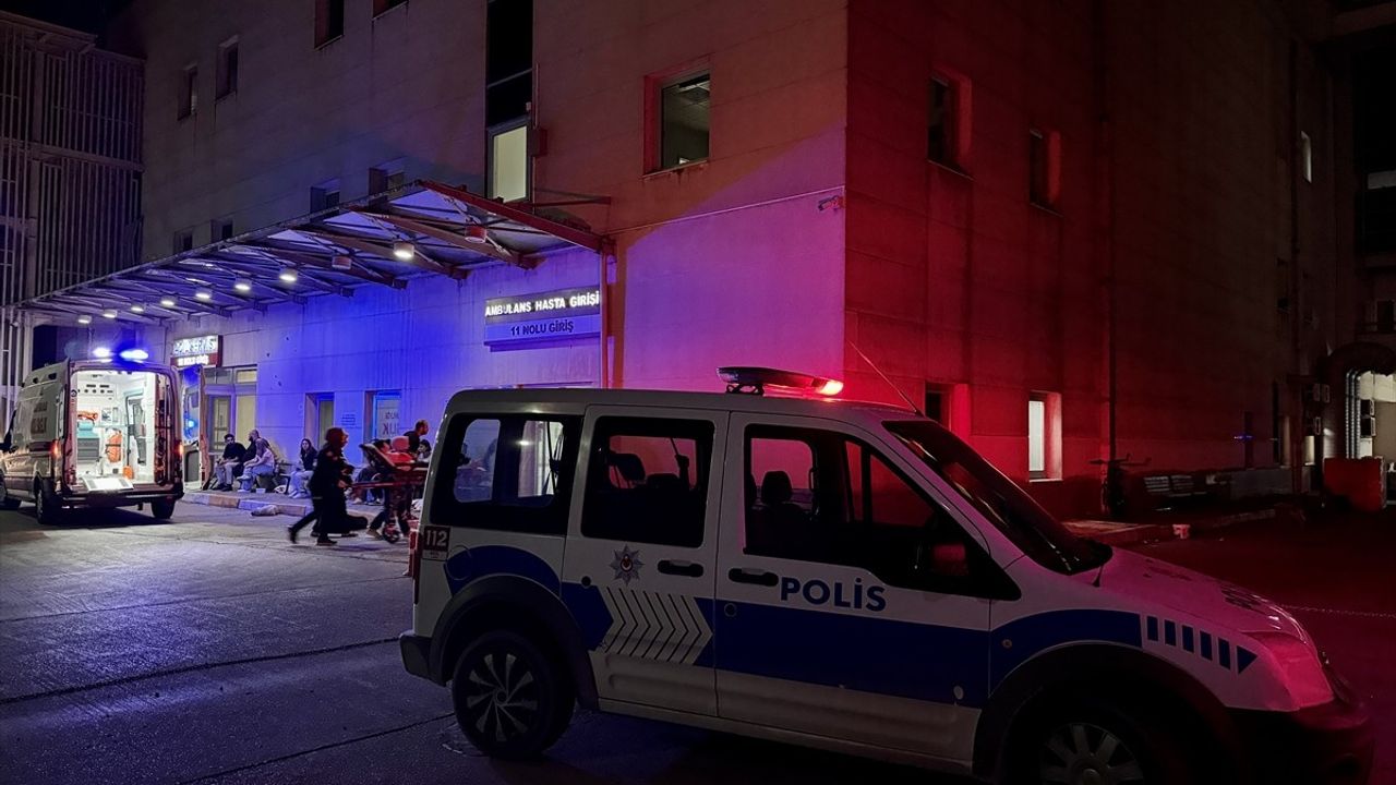 Sakarya'da Boşanma Aşamasındaki Eşini Hastanede Silahla Yaralayan Şüpheli Tutuklandı