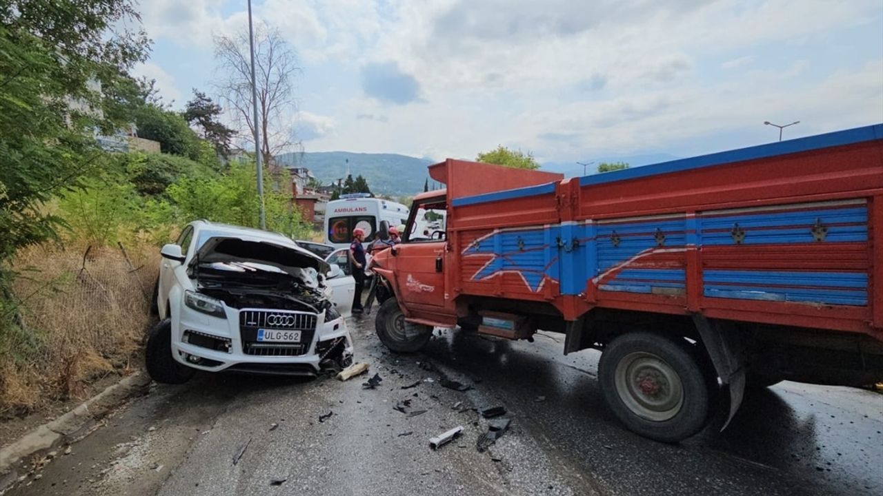 Sakarya'da Kamyonet ile SUV Çarpıştı: 5 Yaralı