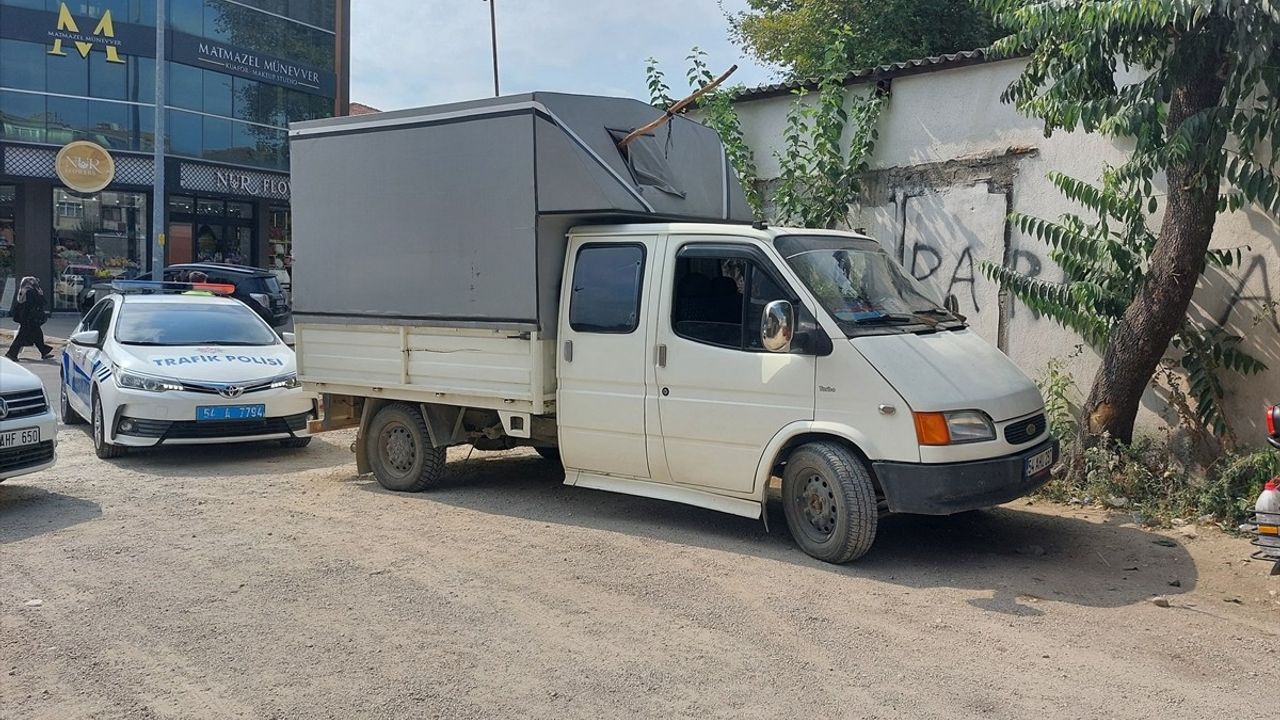 Sakarya'da Kamyonet Yaya Çarptı: Yaralı Var