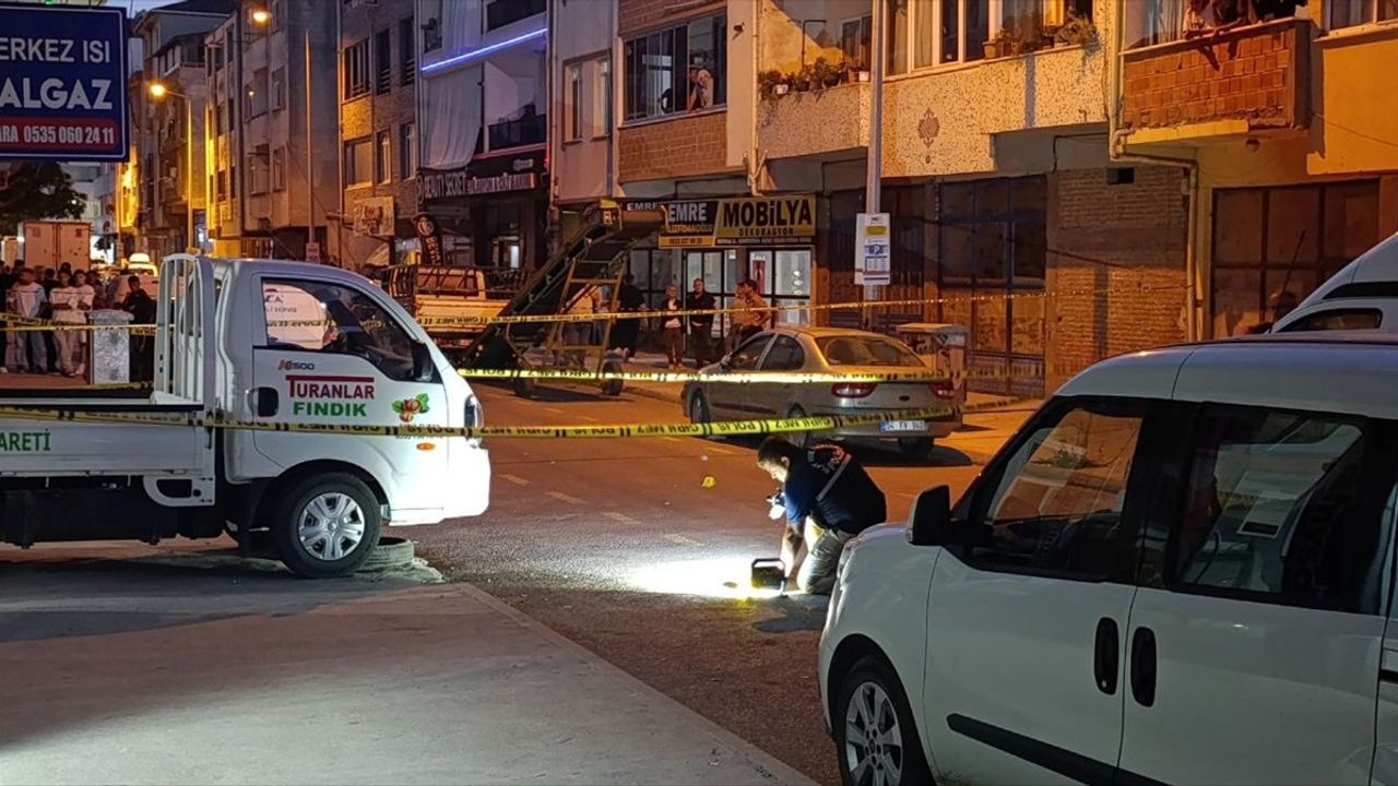 Sakarya'da Silahlı Saldırı: 1 Ölü, 4 Yaşındaki Çocuk Yaralandı