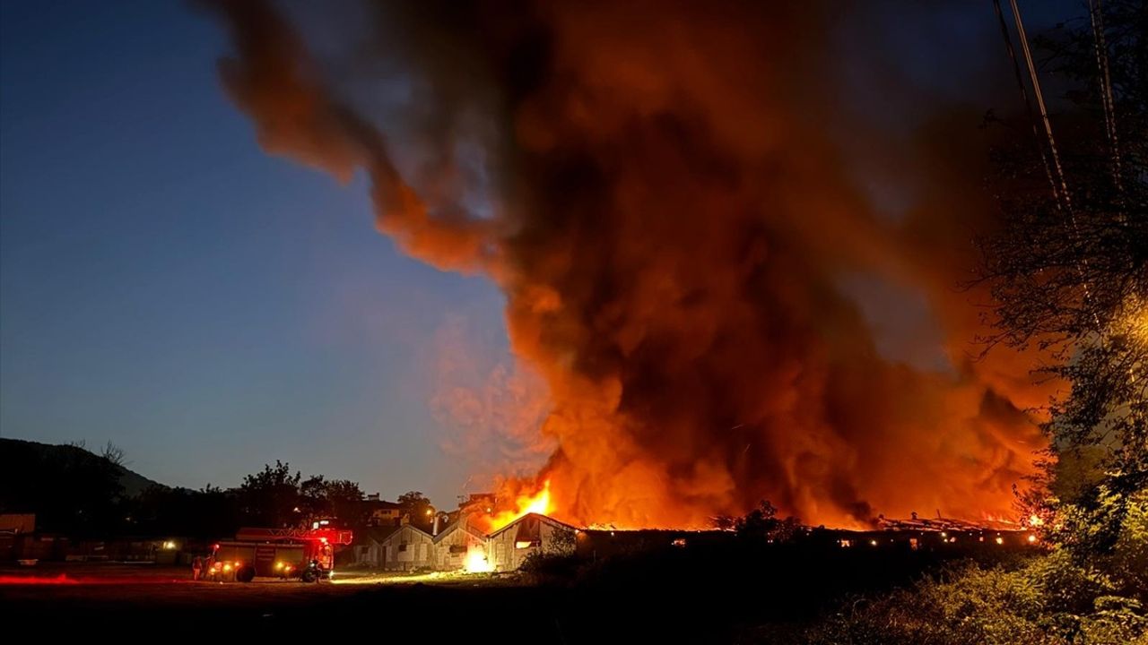 Sakarya Geyve'de Boyahanede Yangın: İtfaiye Müdahale Ediyor