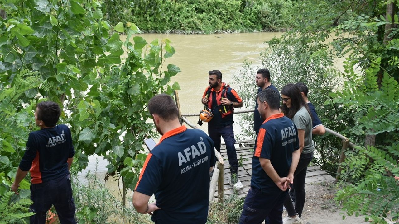 Sakarya Nehri'nde Kaybolan Genç İçin Arama Çalışmaları Devam Ediyor