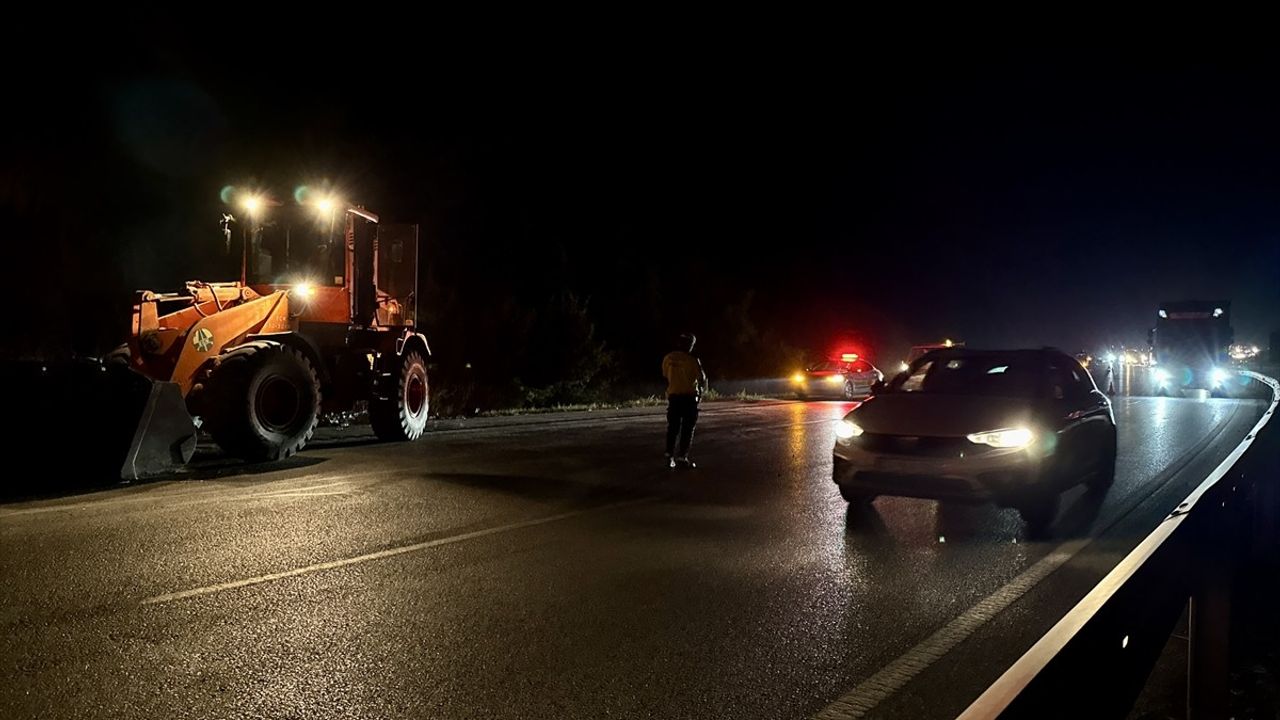 Samsun-Ankara Kara Yolu'nda Hurda Yüklü Tır Devrildi — Kavak'ta Trafik Aksadı