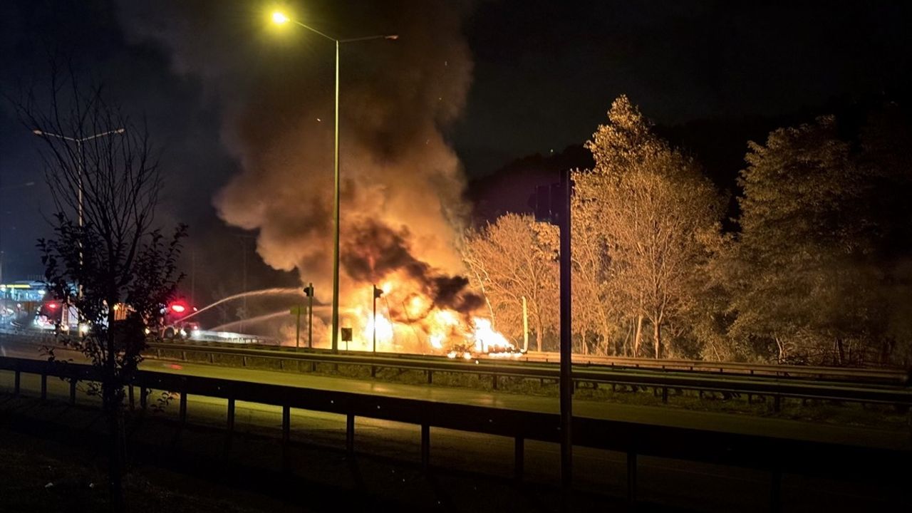Samsun'da Kimyasal Yüklü Tır 8 Kilometre Boyunca Alevlerle İlerledi