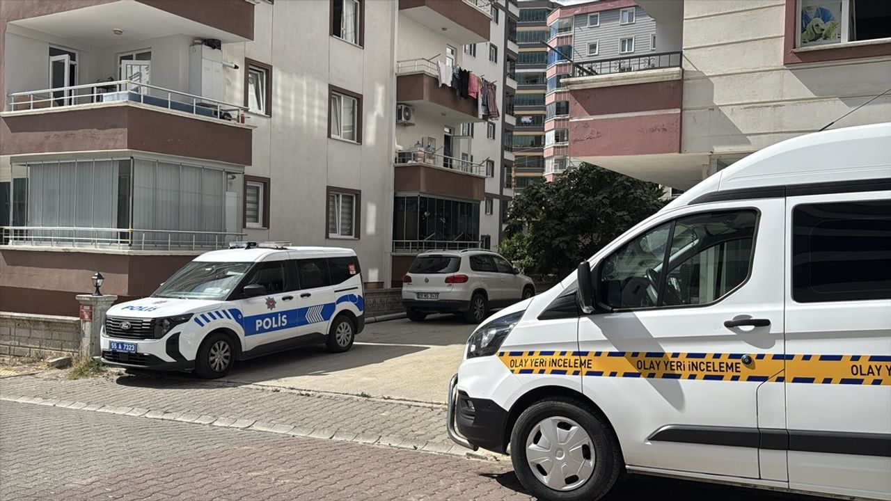 Samsun'da Perde Takarken 3. Kattan Düşen Genç Kız Yaralandı