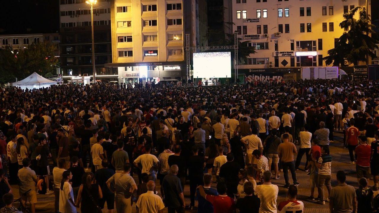 Samsunspor Taraftarları UEFA Avrupa Ligi Heyecanını Samsun'da Dev Ekranda Yaşadı