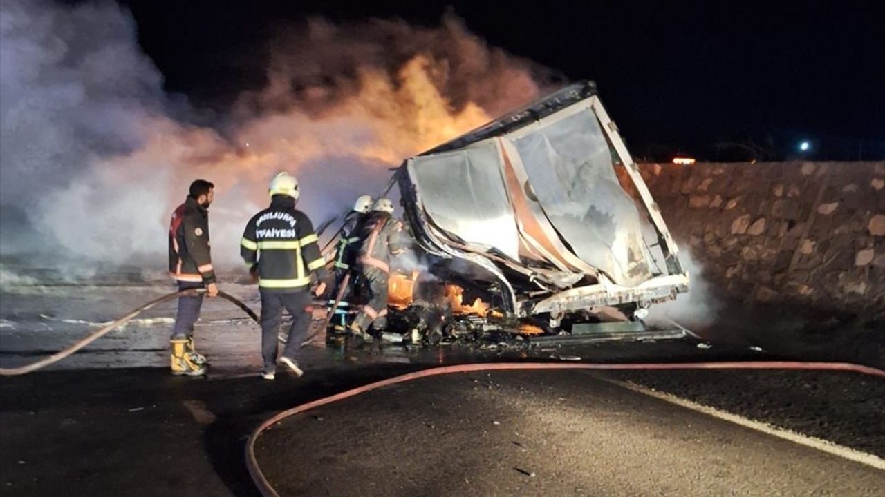 Şanlıurfa Birecik'te Motor Yağı Yüklü Tır Yangını Söndürüldü