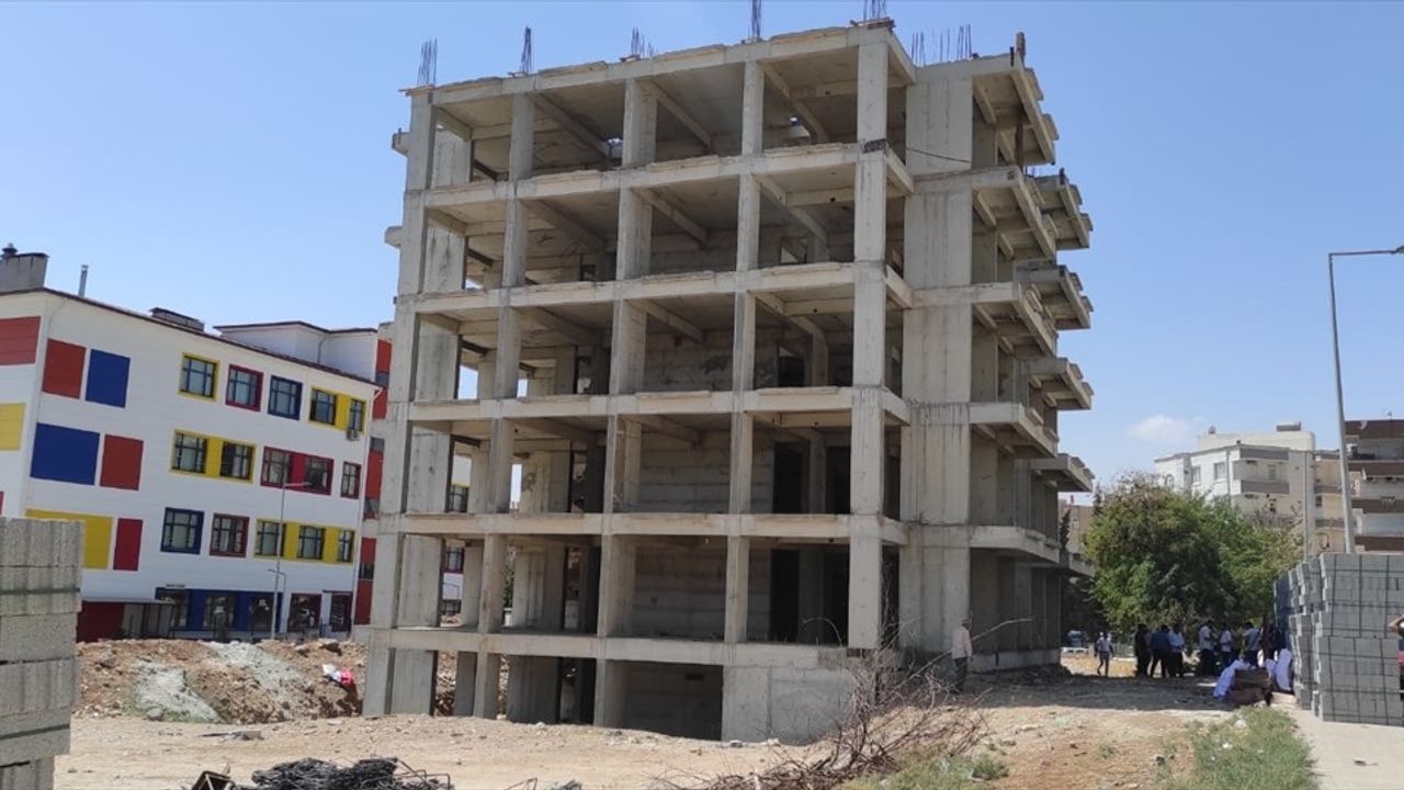Şanlıurfa'da Beton Dayanımı Düşük Çıkan 5 Katlı Apartman Müteahhit Tarafından Yıkıldı